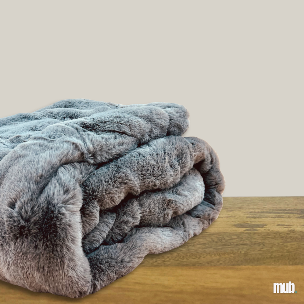 Jeté en fourrure gris taupe
